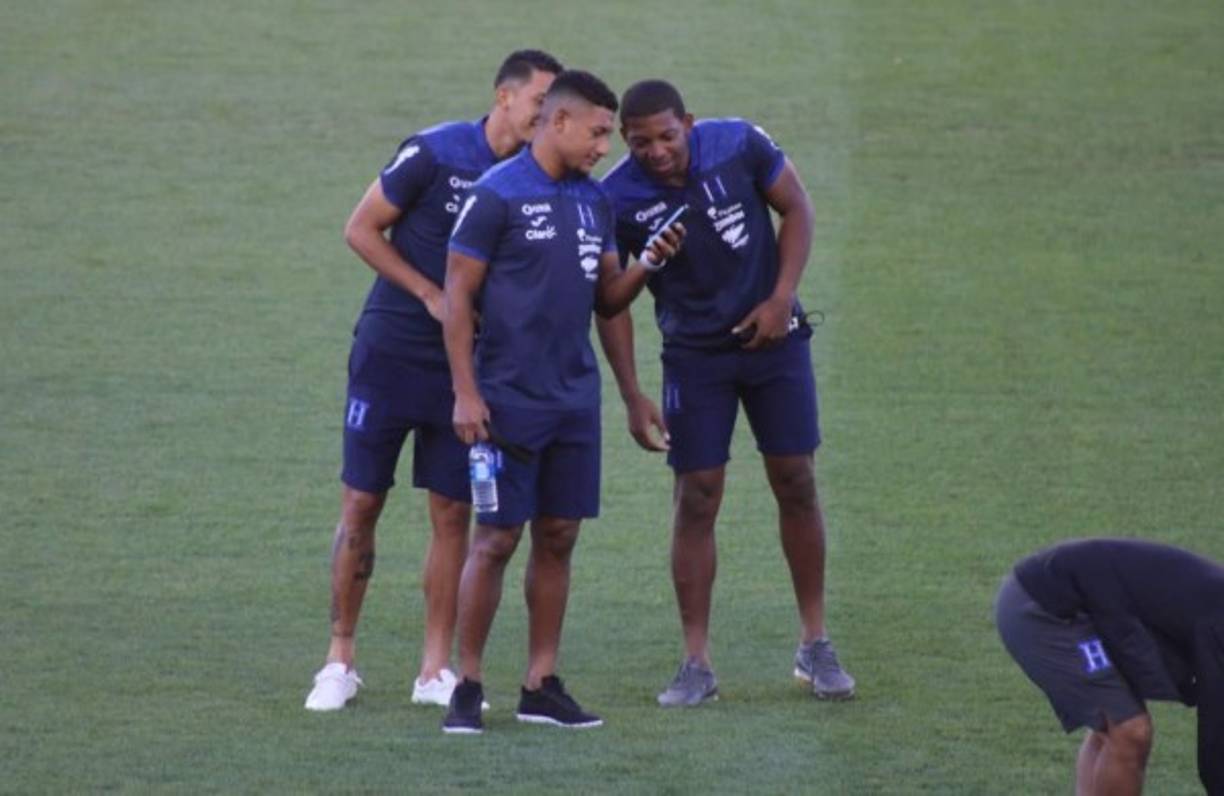 Allans Vargas, Bryan Acosta y Luis 'Buba' López viendo la foto en el celular.