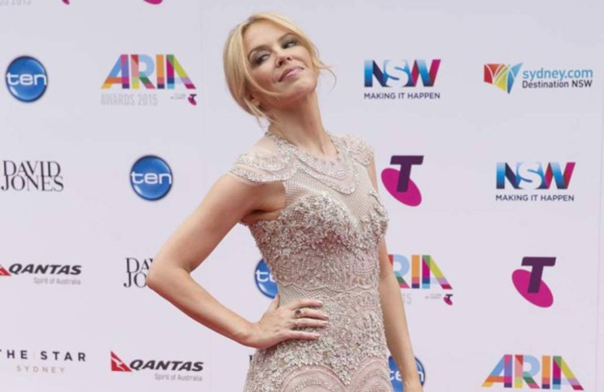Kylie Minogue. El 18 de mayo de 2005, la cantante australiana anunció que padecía cáncer de mama. <br/><br/>Posteriomente fue intervenida quirúrgicamente para quitarle el tumor canceroso. Recibió quimioterapia y perdió su cabello, pestañas y cejas; afortunadamente salió adelante y regresó a los escenarios.