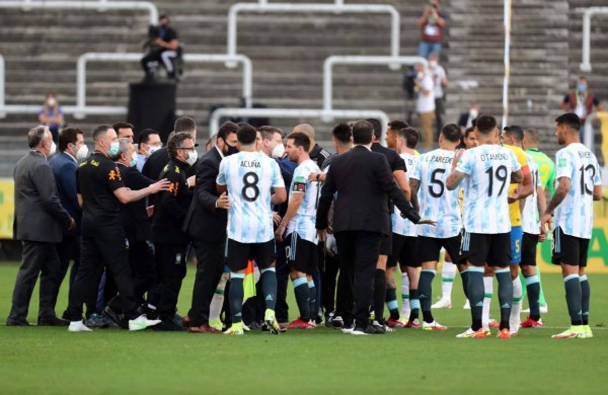 Un grupo de funcionarios de la agencia de salud de Brasil ingresó al campo para hacer cumplir una orden de deportación contra el portero Emiliano Martínez, el zaguero Cristian Romero, el volante Giovani Lo Celso y el delantero Emiliano Buendía.