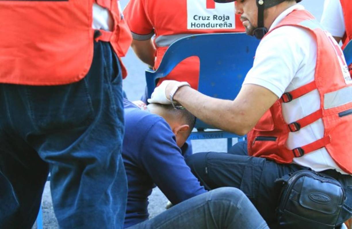 Algunos seguidores salieron heridos y fueron atendidos por la Cruz Roja.<br/><br/>