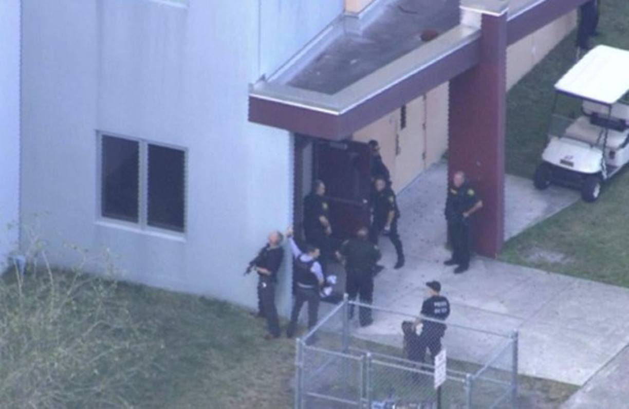 'EVITEN EL ÁREA,' dijo la oficina del shérif del condado Broward en Twitter, añadiendo que agentes de policía estaban trabajando en 'un incidente en curso con un tirador activo'.