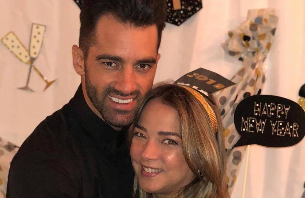 En una plática con la conductora peruana Laura Bozzo y la actriz Ivonne Montero, con quienes comparte la casa, Toni señaló que su pequeña hija durmió en la misma cama que ellos desde que nació, lo que generó un distanciamiento en la pareja.