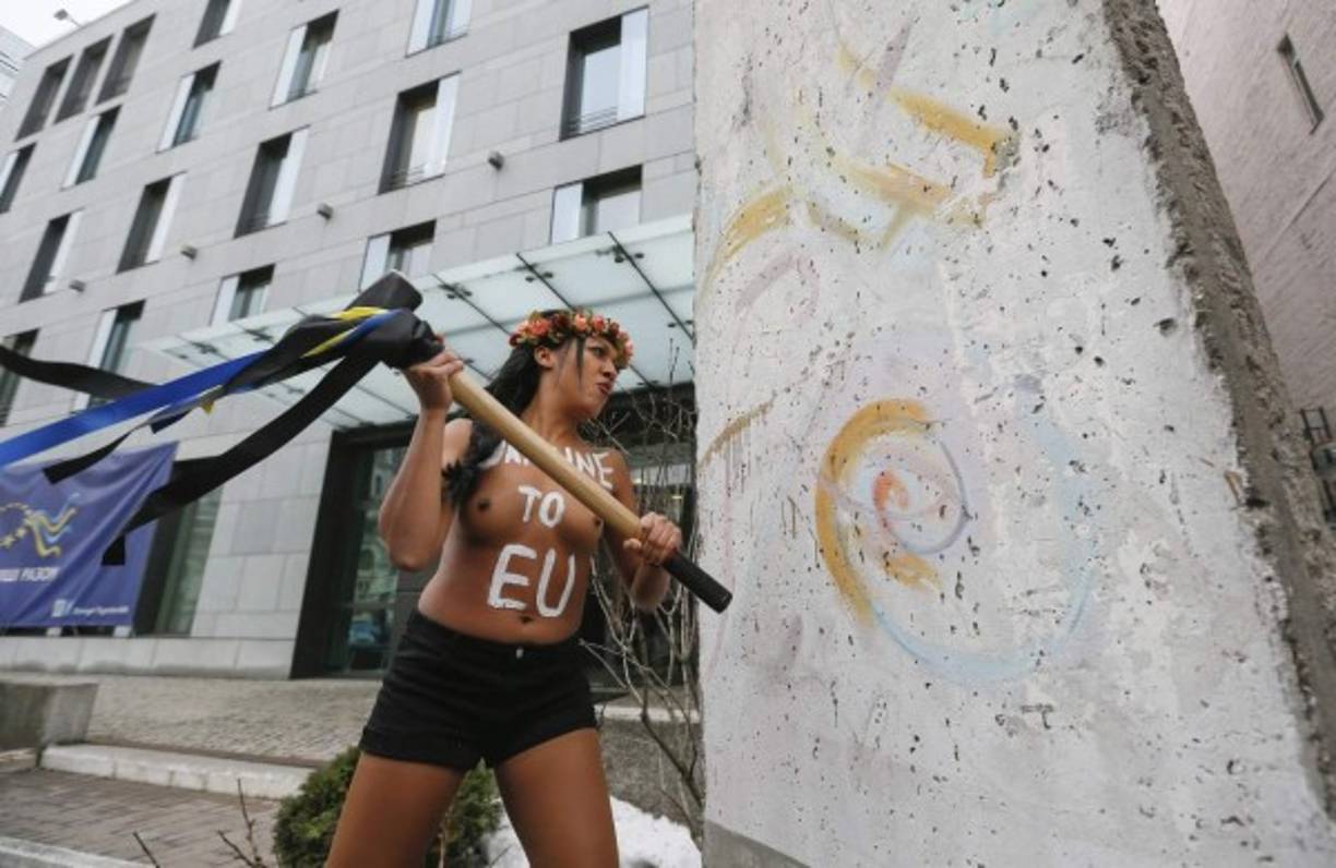 UCRANIA. Contra régimen de visados. Activista de Femen protesta junto a un fragmento del muro de Berlín en la embajada de Alemania en Kiev. Foto: EFE/Sergey Dolzhenko