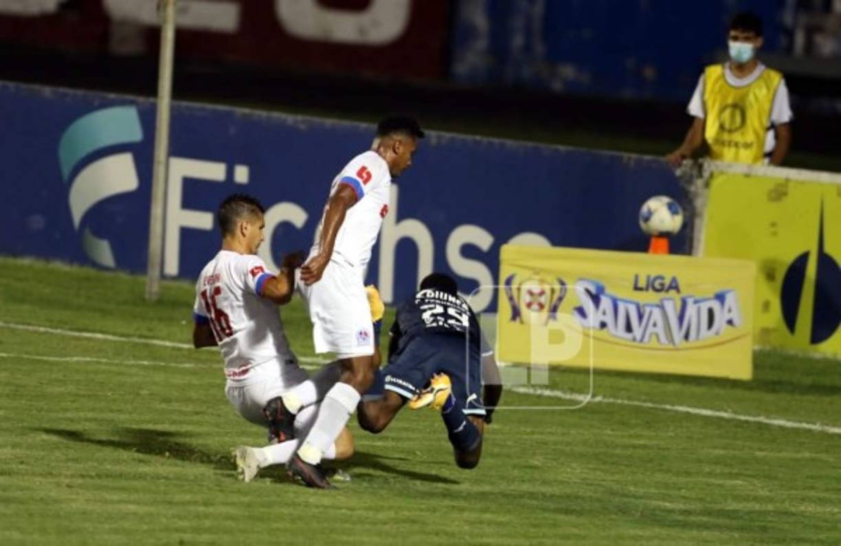 Johnny Leverón se bajó a Carlos 'Muma' Fernández y el árbitro señaló penal.