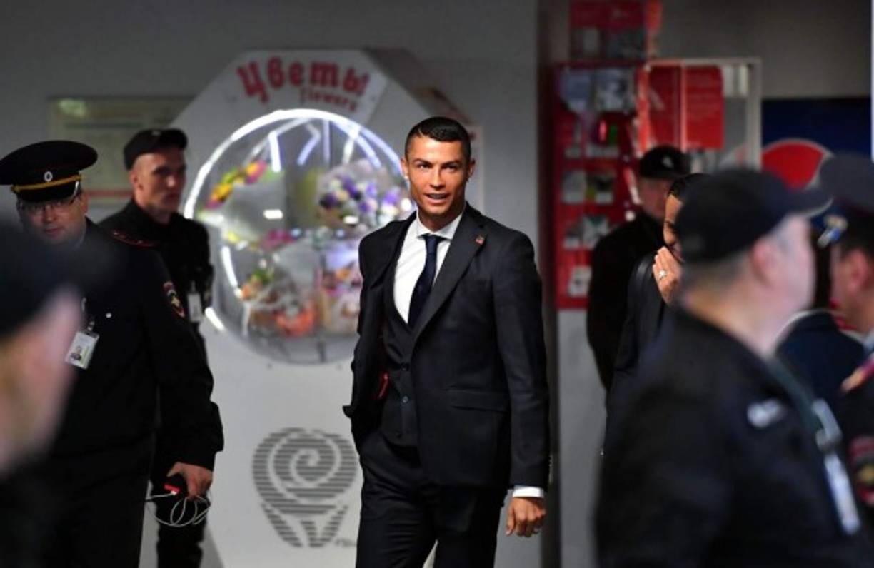 Cristiano Ronaldo se mostró sonriente a la llegada de Portugal a suelo ruso. Foto AFP