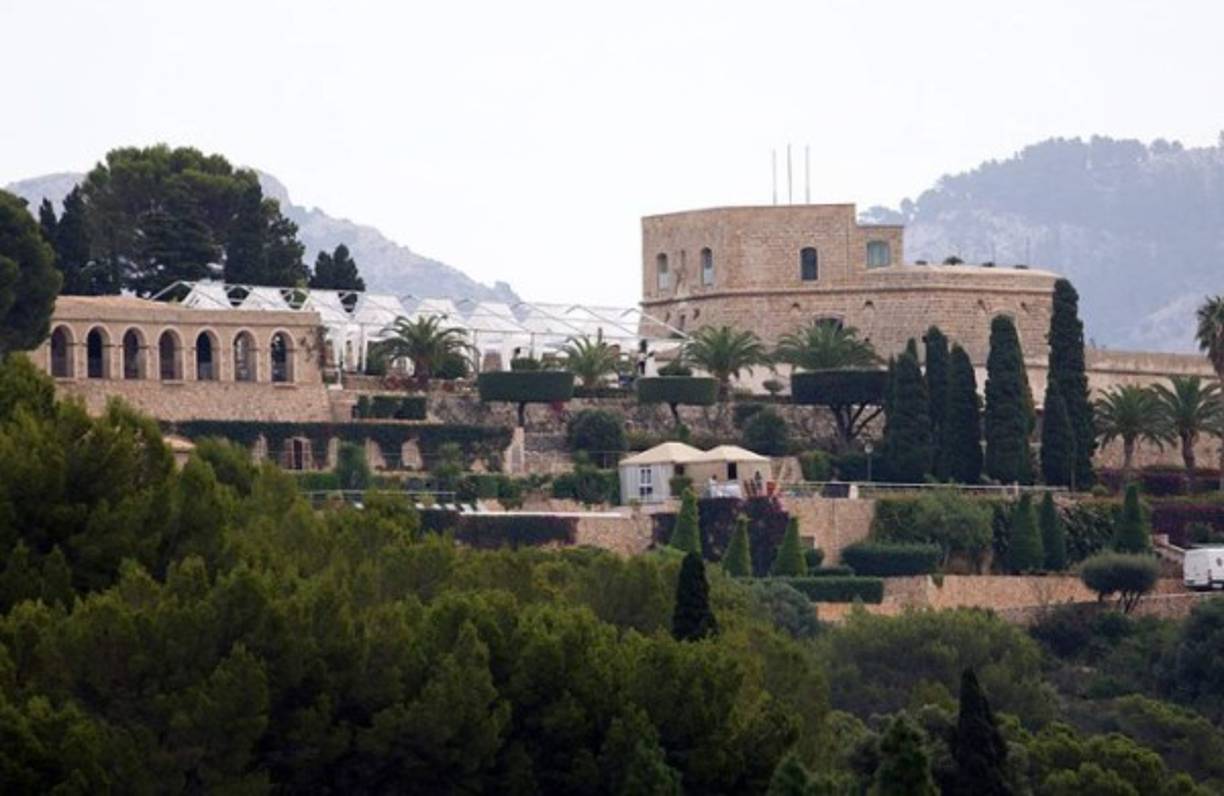 Rafa Nadal y Mery Perelló han sido los protagonistas de una de las bodas del año que se ha celebrado este sábado en Sa Fortalesa, un castillo del siglo XVII que se encuentra al norte de Mallorca, donde se han convertido en marido y mujer tras más de 14 años juntos.