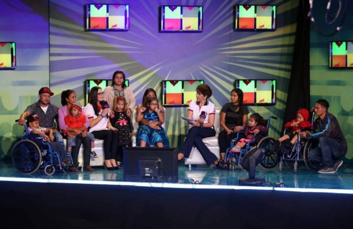 La hondureña Carmen Boquín junto a los niños símbolo de Teletón 2014.