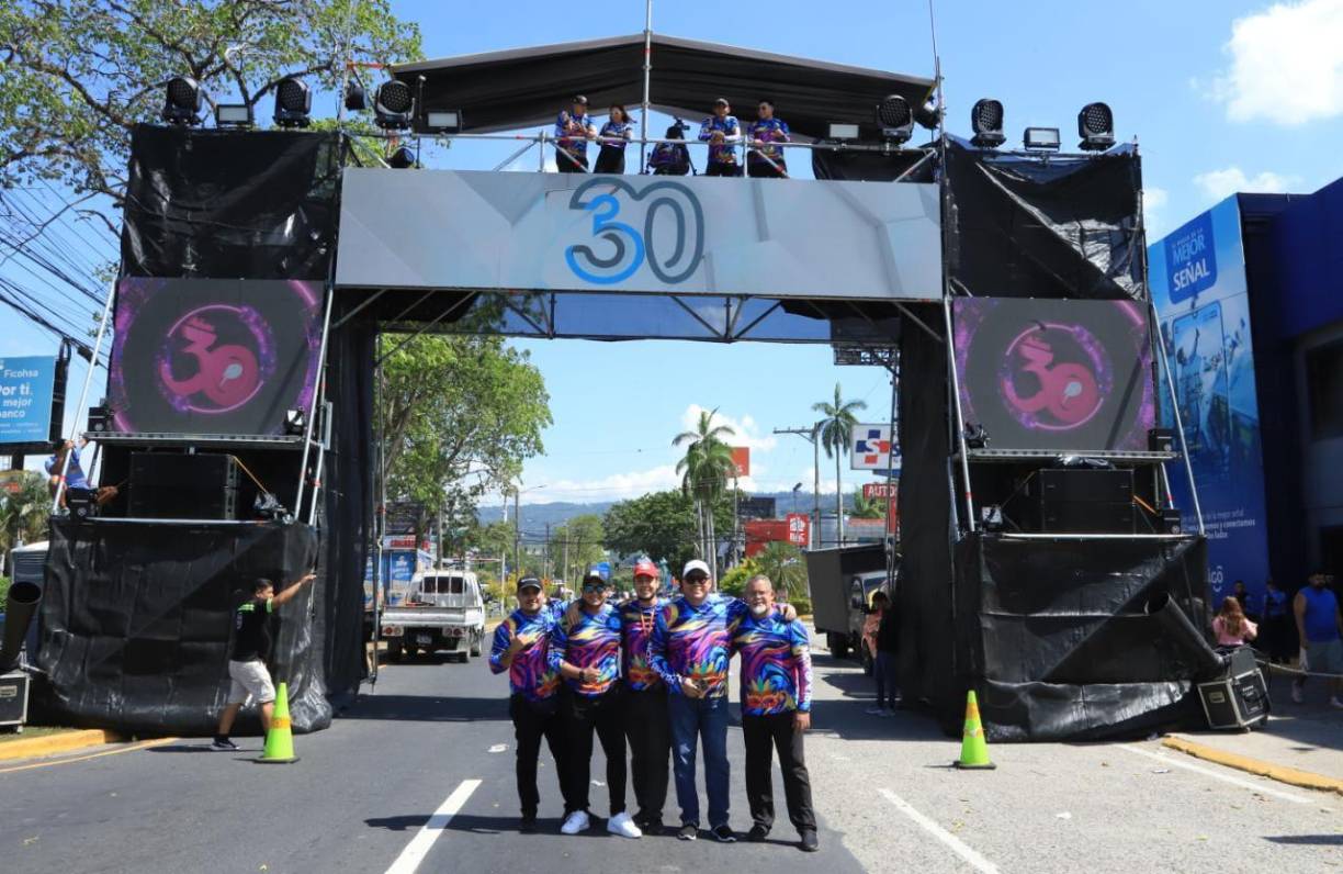 El equipo de ambas marcas, integrado por Héctor Carranza, Arely Alegría, Sara Álvarez, Edwin López, David Navarro, Brian Méndez, Brayan Escobar, Mario Ayala, Jimmy Tovar y Erick Escoto, dijeron presente en esta gran fiesta para cerrar con boche de oro la Feria Juniana 2023. 