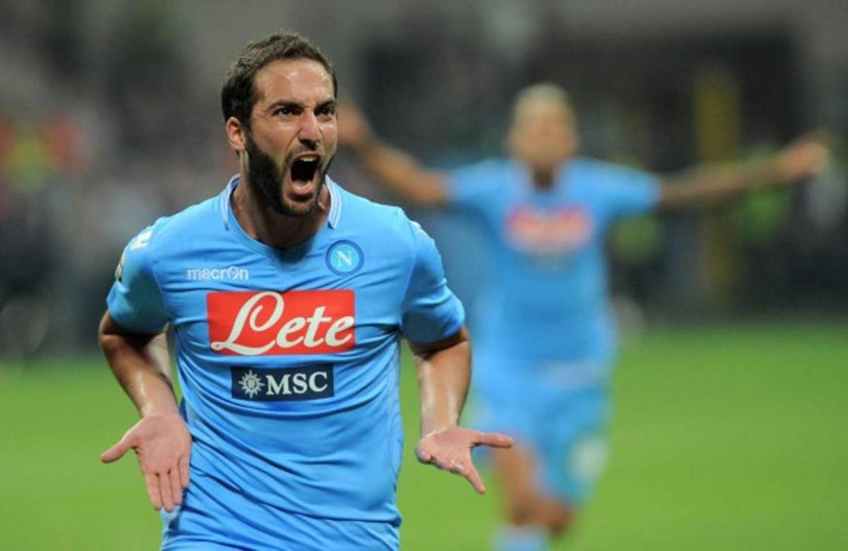 Higuaín (28, delantero) - Napoli. Es uno de los mejores goleadores en Europa. El argentino, pichichi de la Serie A esta temporada, podría ser la gran transferencia del mercado, su ficha estaría rondando US$70 millones. Interesados: Arsenal, Chelsea.