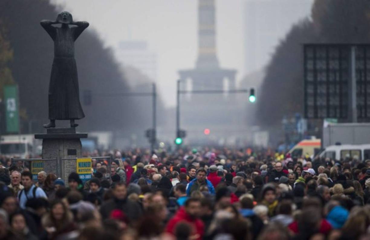 En diferentes puntos de la ciudad de Berlín, una muchedumbre celebró el histórico acontecimiento, que puso fin a la Guerra Fría y anunció la reunificación de Alemania y de Europa.