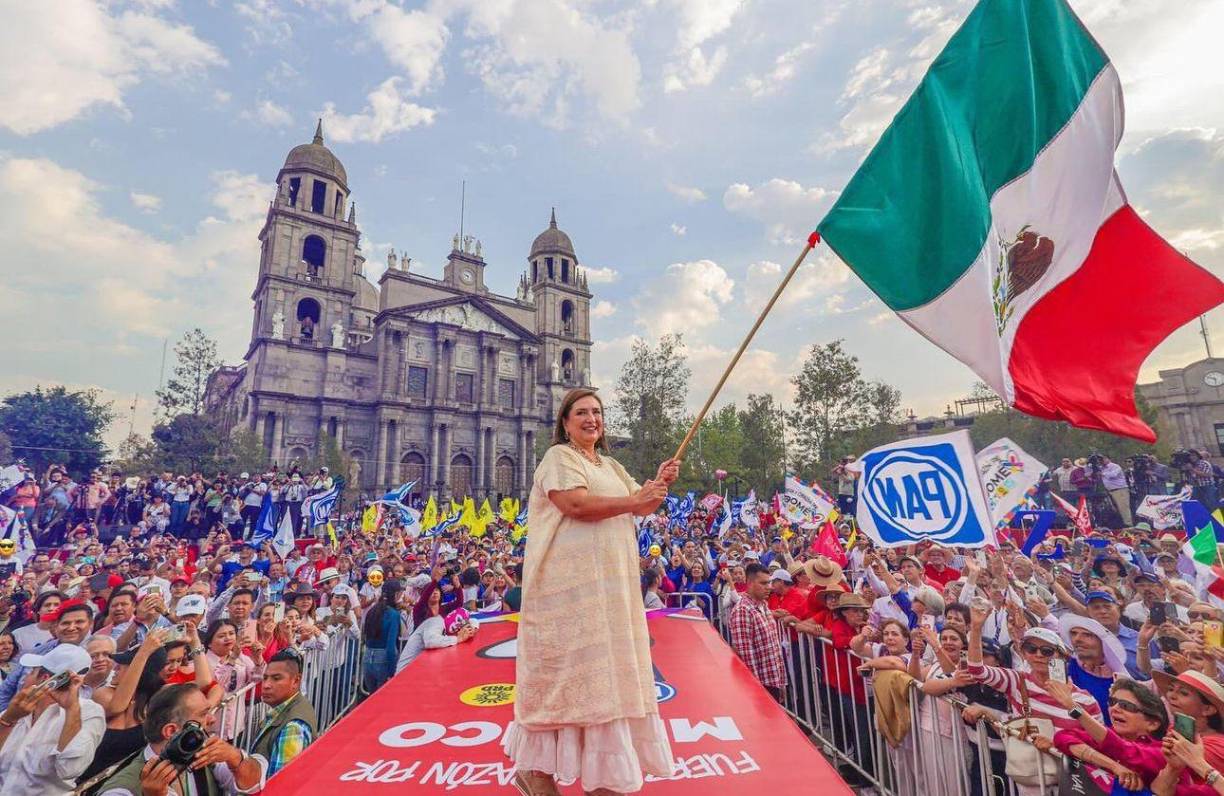 Xóchitl Gálvez, quien ocupó el segundo lugar en las casillas presidenciales en las pasadas elecciones del 2 de junio, se había caracterizado durante toda su campaña por usar ropa mexicana índigena, dando identidadn y orgullo del pueblo azteca.