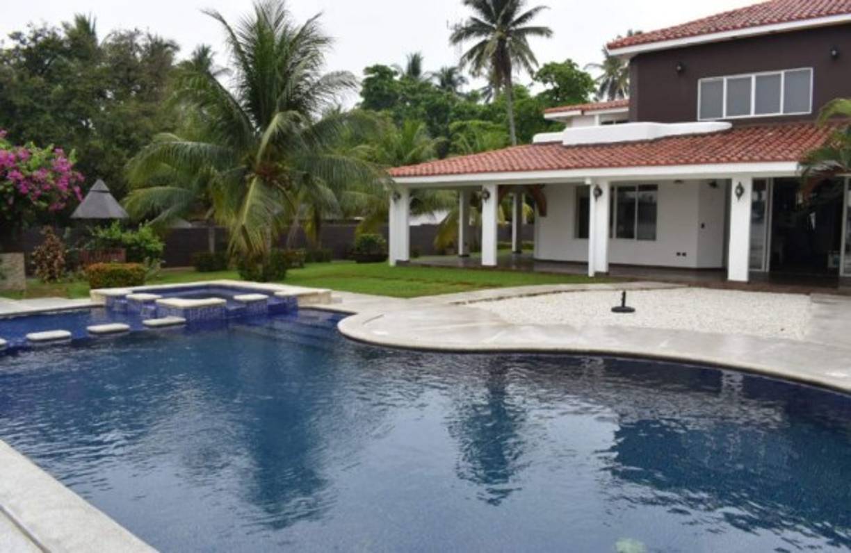 Las viviendas que pasarán a ser administradas por el Estados son dos viviendas y un lote en condominio Azucena ubicado en San Salvador.