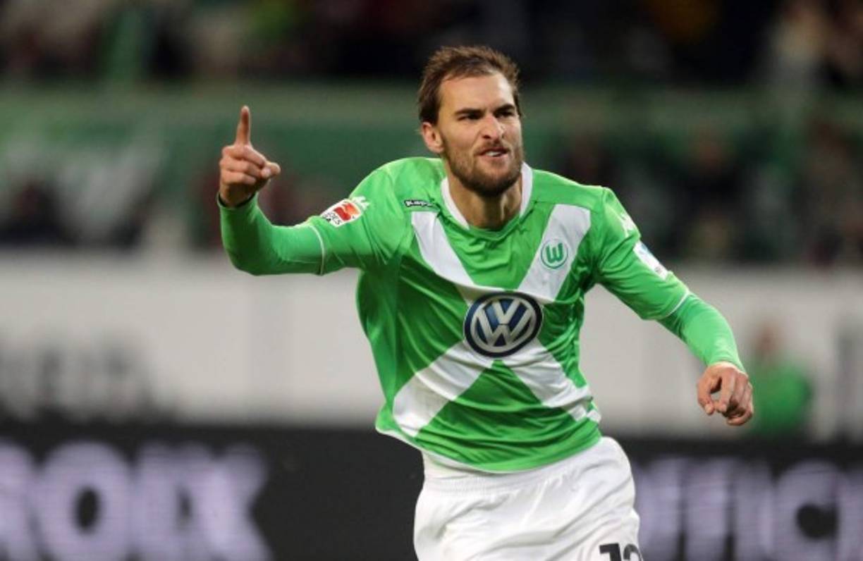 Bas Dost apunta a Inglaterra. El delantero holandés del Wolfsburgo gusta mucho al Leicester y al Newcastle, este último de la Championship, y estarían dispuestos a pagar un alto traspaso por él, según Daily Star.