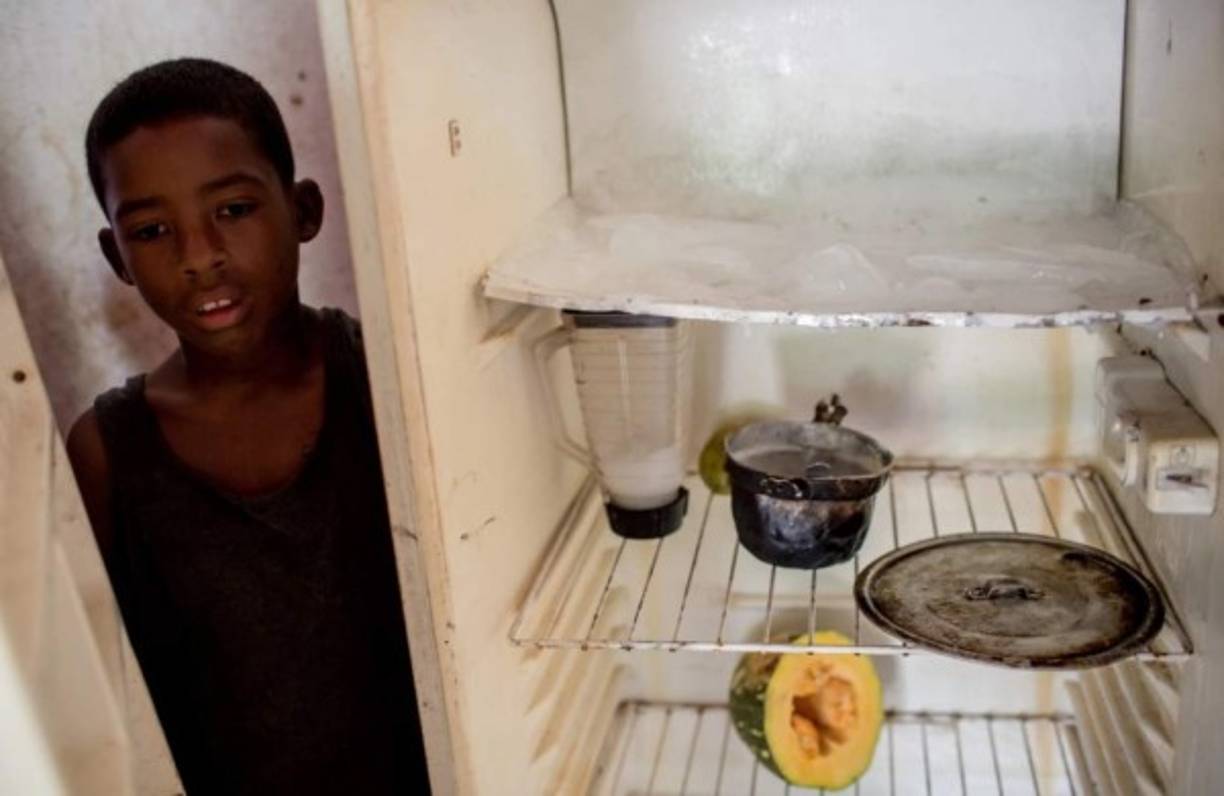Gran parte de las familias venezolanas tienen sus refrigeradores medio vacíos a causa de la escasez de alimentos. Foto: Washington Post.