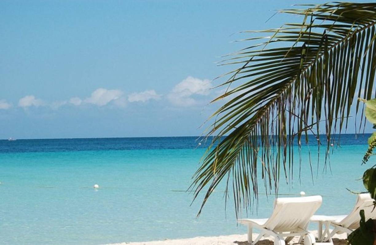 15. Seven Mile Beach, Negril, Jamaica. Esta famosa playa también atrae cada año a miles de turistas que buscan aventuras en el Caribe.