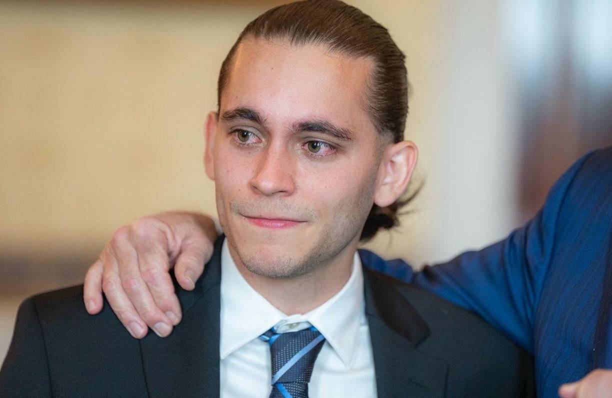 Carlos Eduardo Espina con sus plataformas digitales a consolidado una gran comunidad que lo sigue por sus consejos y asesorías legales gratuitas para inmigrantes que recién llegan a los Estados Unidos como inmigrantes.