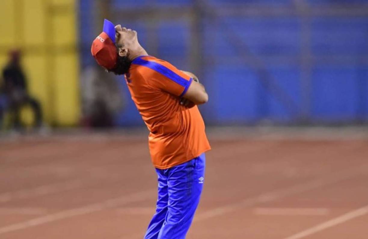 Y ahora Troglio volvió a usar la vestimenta roja frente a Comunicaciones y el Olimpia sumó un nuevo triunfo internacional.