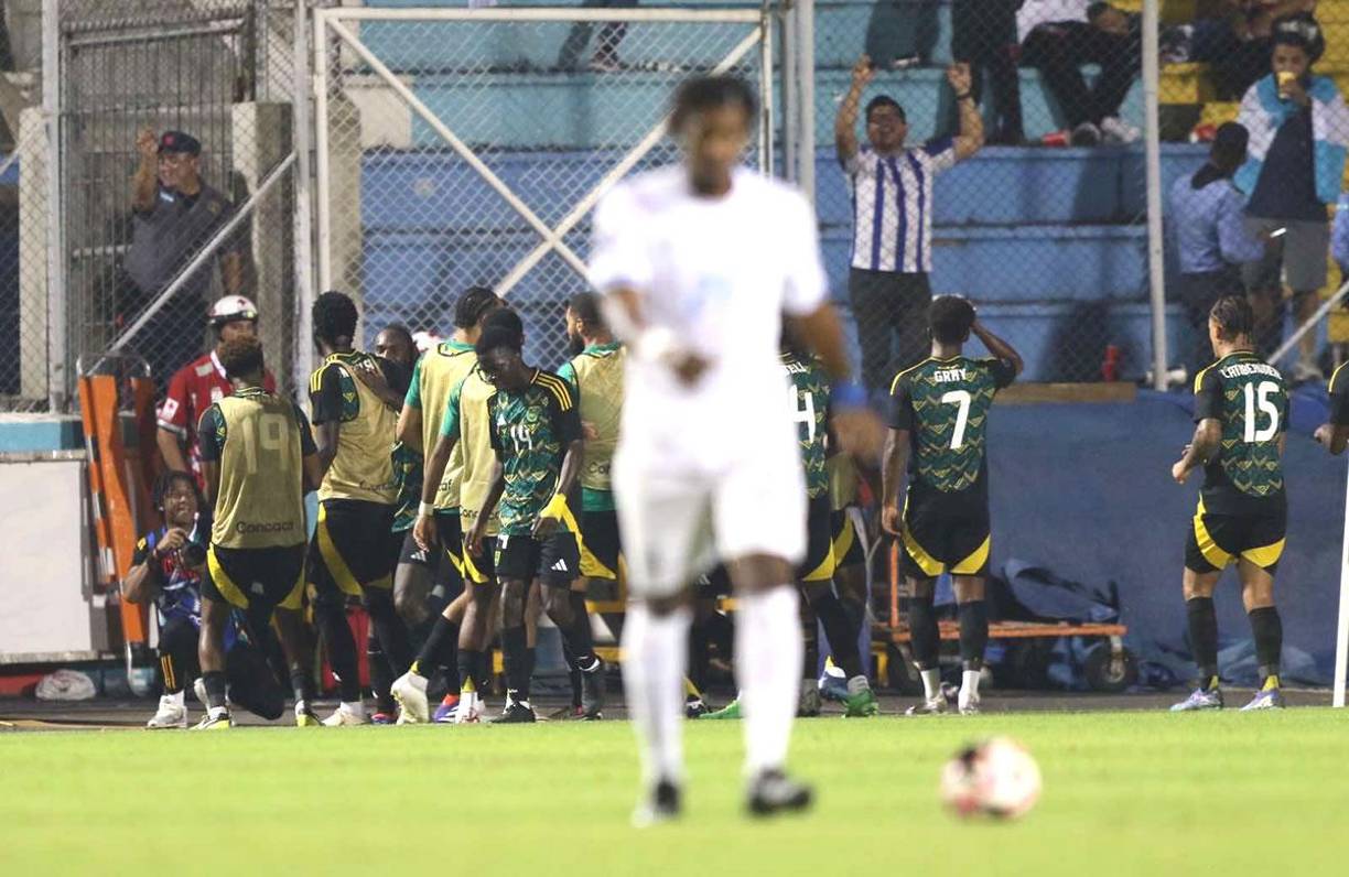El festejo de los jugadores de Jamaica tras el gol de la victoria de Michail Antonio.