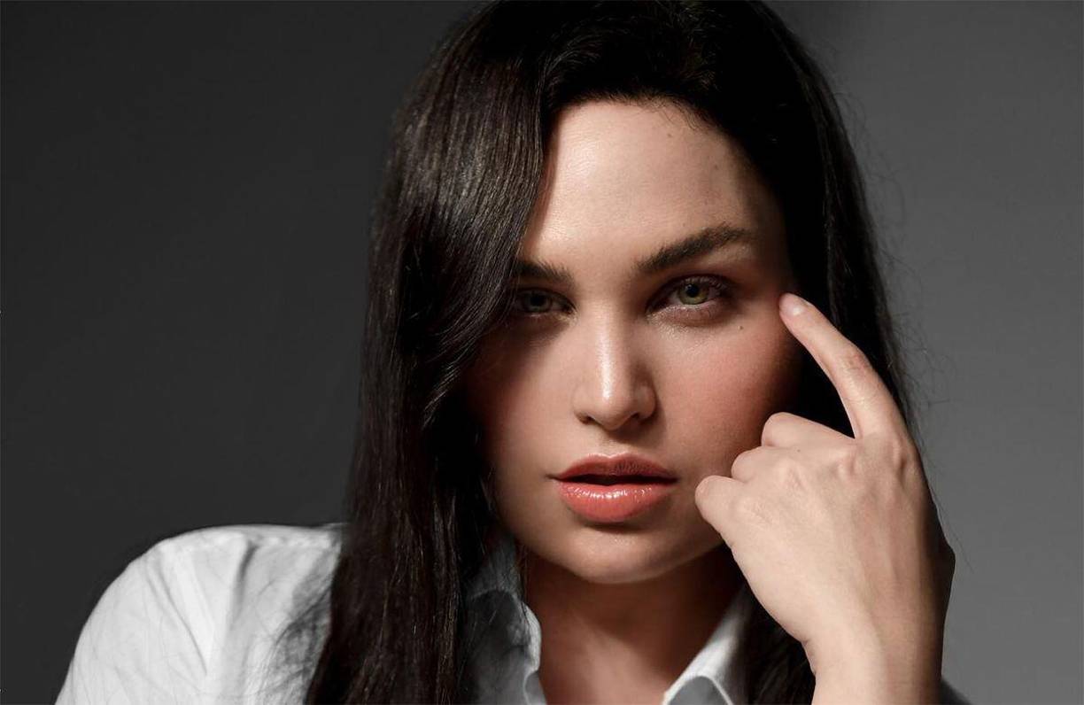 Ya se había ausentado una vez a las grabaciones por una golpiza. “Después de golpearme me cuidaba. Me daba pastillas, cremas, inyecciones, hielo. Me acuerdo que después de faltar por primera vez, yo pedía unos saquitos para taparme los moretones y nadie se daba cuenta. En ese momento mi personaje estaba pasando por eso”. Las agresiones no pararon y tuvo que faltar por segunda ocasión. La actriz considera que la golpiza que recibió en esa ocasión fue la peor: “Yo tenía que contarle todo, él me decía que si yo le escondía algo, él se iba a dar cuenta y sería peor (...) La segunda vez que falté a la grabación, fue de las peores golpizas en las que casi me ahogaba con mi sangre”. 