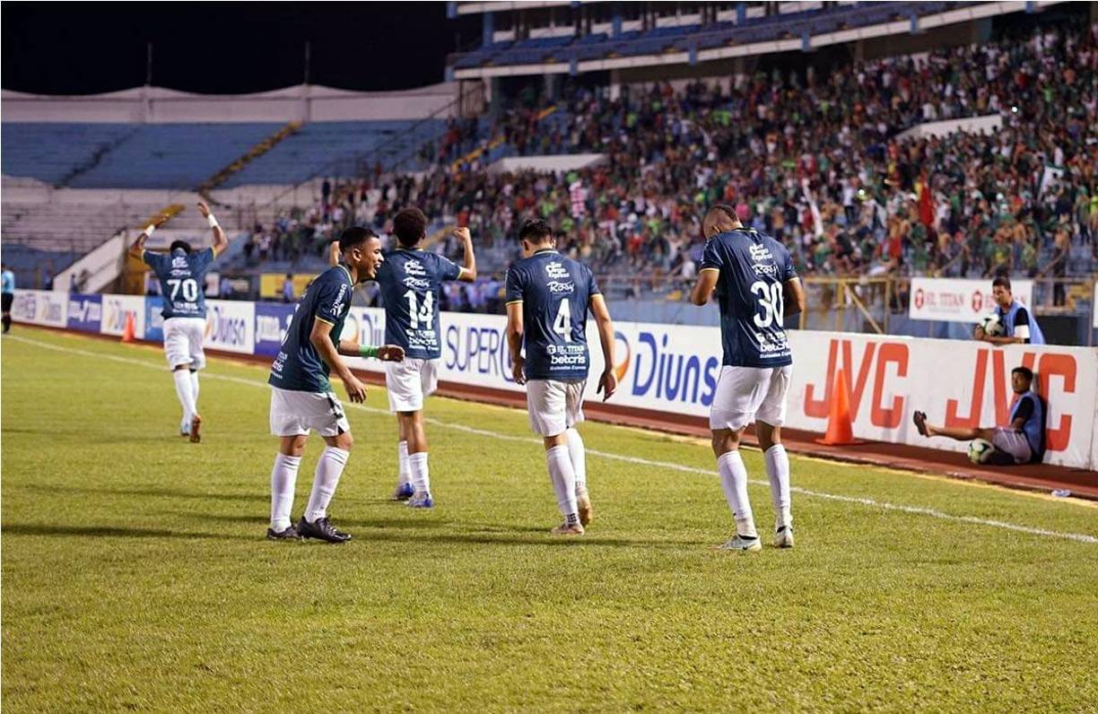 El bailecito del colombiano Edis Ibargüen con Isaac Castillo tras marcar su gol para la victoria del Marathón ante Real España.