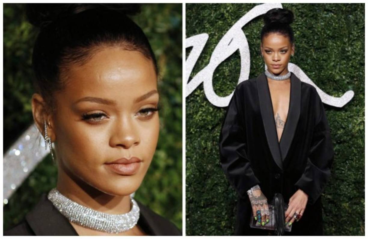 La cantante de Barbados robó miradas con un saco Stella McCartney que dejaba ver sus estilizadas piernas y su popular tatuaje en el pecho.