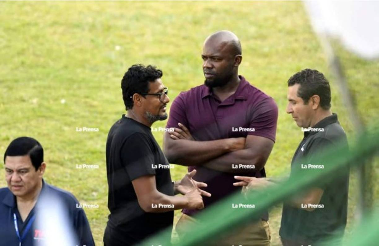 Los exfutbolistas Osman Chávez, Adalid Puerto y Nerlin Membreño asistieron a la despedida de Edgard Álvarez.