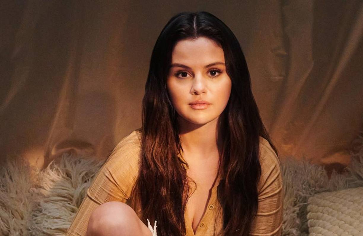 Aunque la cantante, de 30 años, lleva mucho tiempo hablando con franqueza de sus problemas de salud mental, así como de su lucha contra la enfermedad autoinmune, ahora se está preparando para sacar a relucir aún más su vida personal a través de un nuevo documental “crudo e íntimo” para Apple TV+, titulado ‘My Mind Me’.