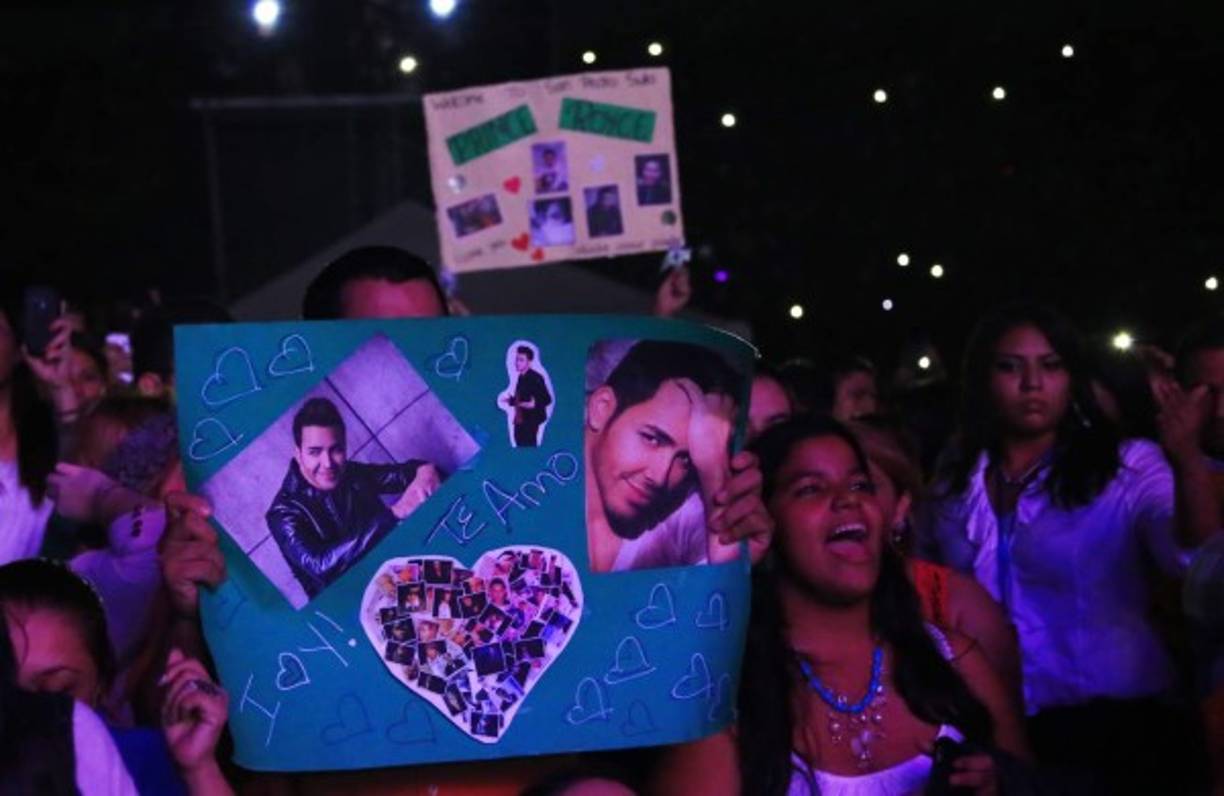 Decenas de fanáticas llegaron al estadio para ver el show de Prince Royce.