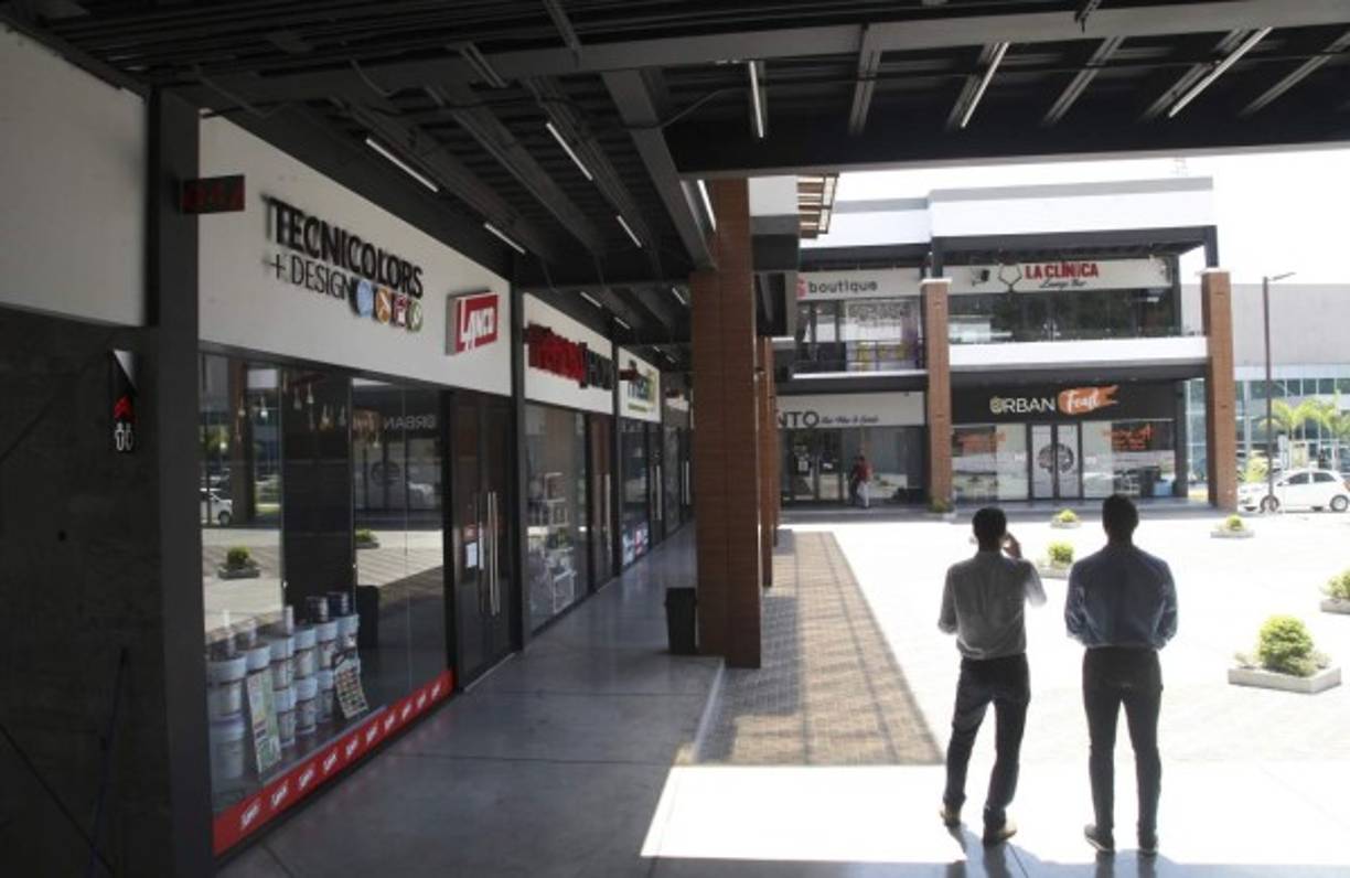 Sus tiendas y bares se distinguen por ser de primer nivel y con un excelente servicio. Plaza Numa está ubicada en el bulevar Mackay, y a su lado está el gimnasio Xtreme Twisters.