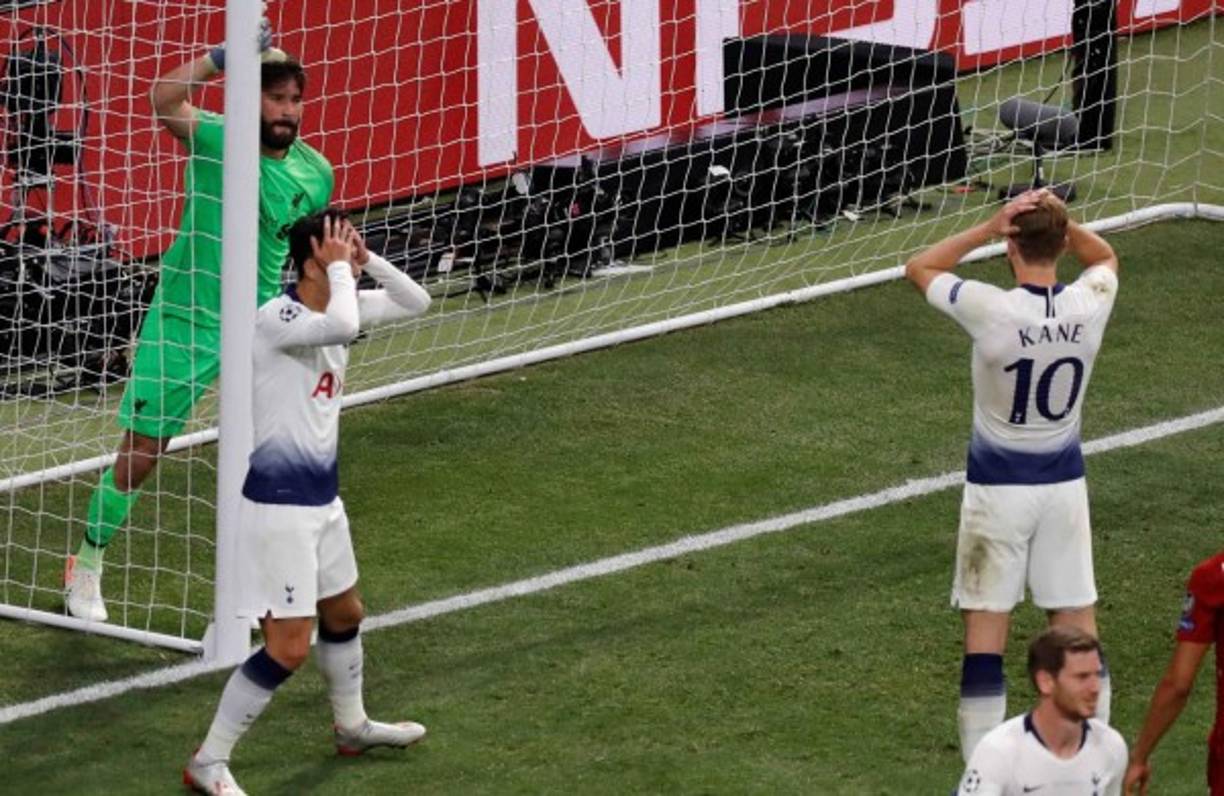 Jugadores del Tottenham lamentando una clara ocasión de gol.