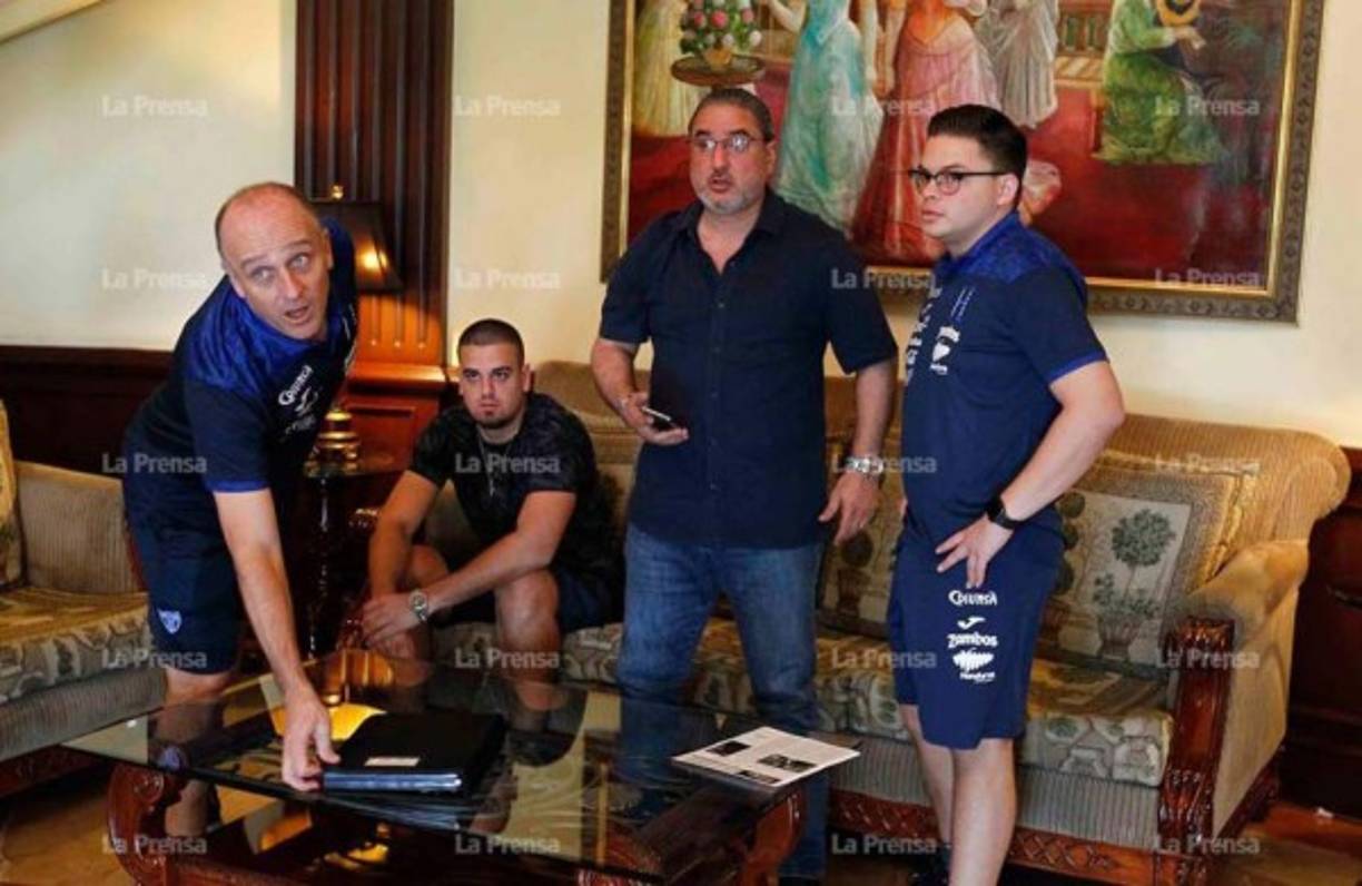 El seleccionador Fabián Coito junto a su hijo Martín, el gerente Gerardo Ramos y su asistente Luis Brevé en el hotel de concentración de la Bicolor.