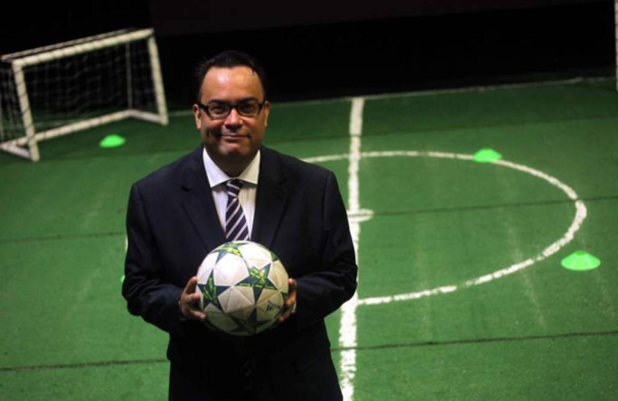 Gonzalo Carías, periodista de TVC, votó por Cristiano Ronaldo, Messi y Griezmann para el The Best.