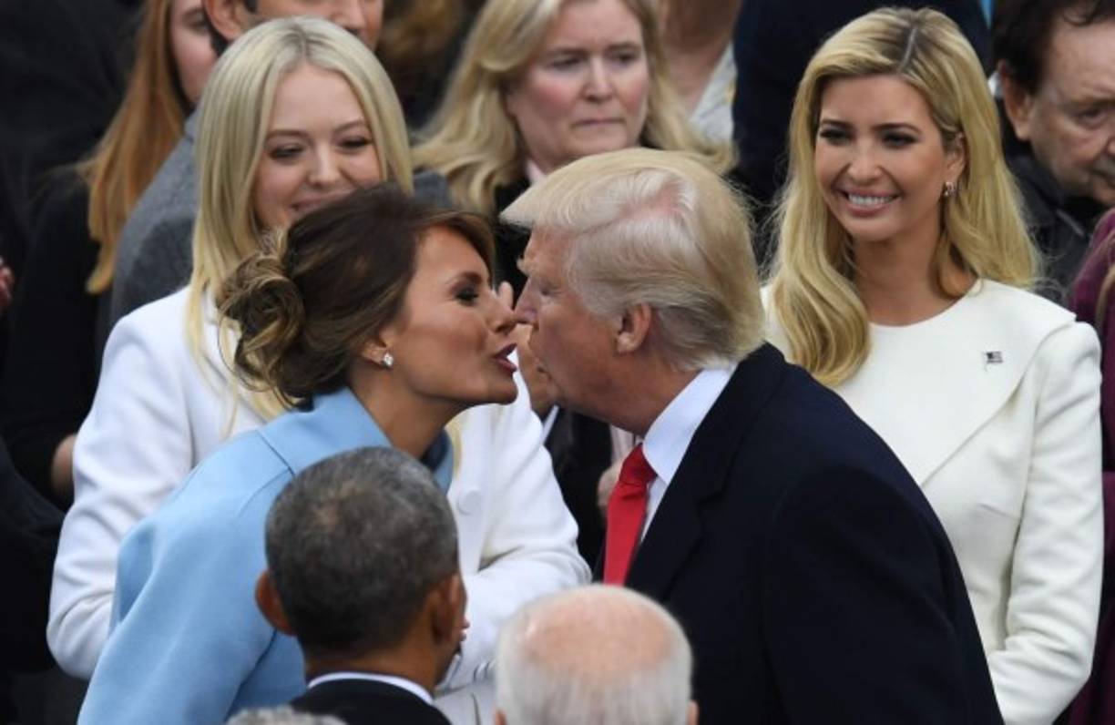 Orgullosa y feliz, tras el discurso Melania besa a su esposo, el nuevo presidente de 318 millones de personas, entre ellas un buen de porcentaje de hispanos.