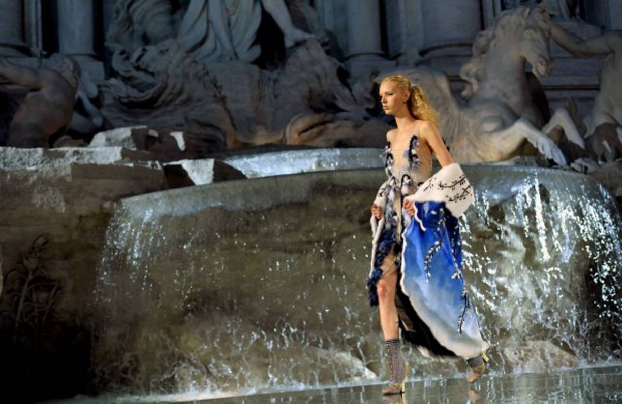 90º aniversario de la firma Fendi. Desfile, en la Fontana di Trevi.
