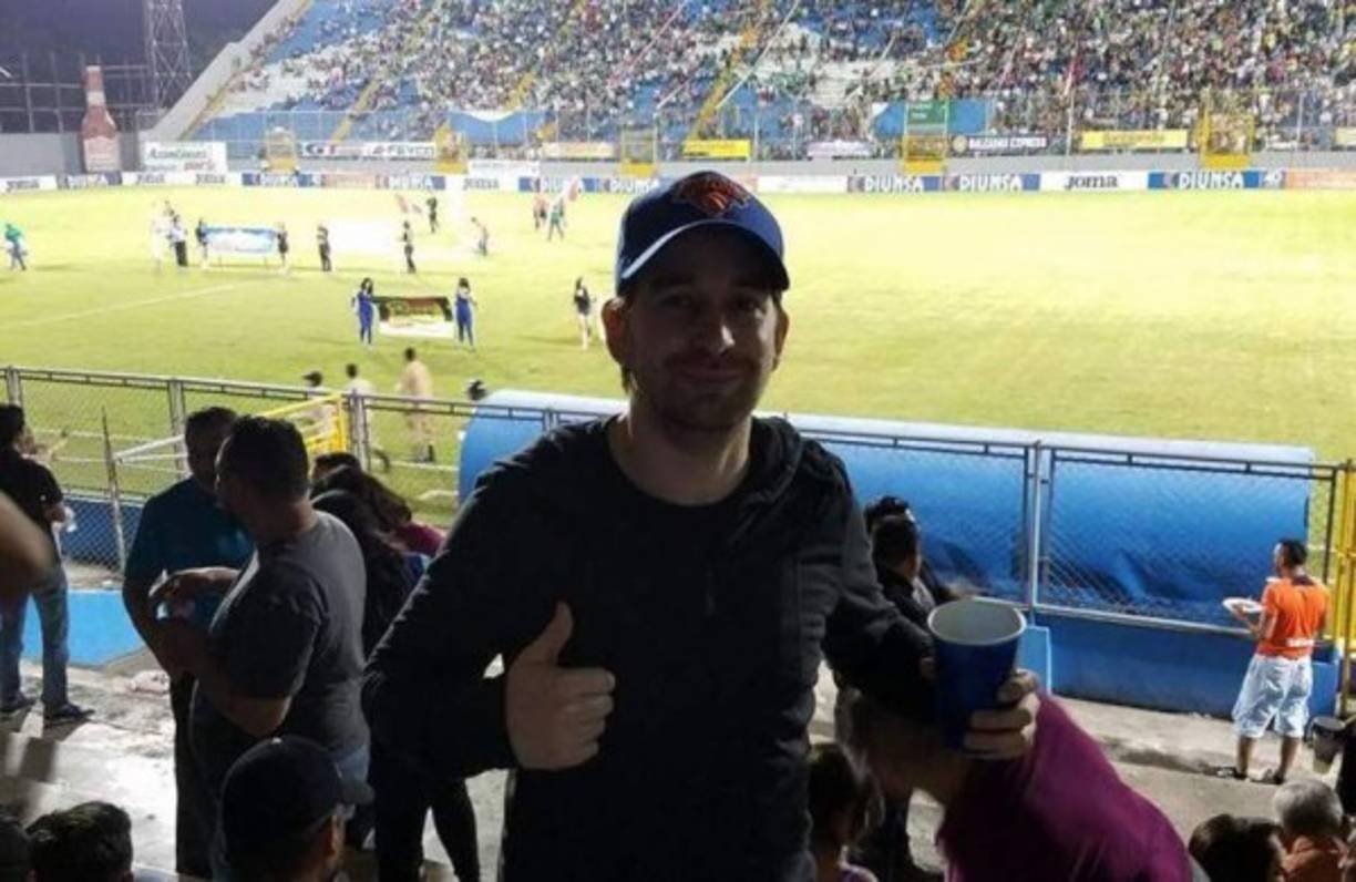 En una de las noticias negativas que se posteó en redes sociales de un medio local de Australia resaltaba el comentario de este joven australiano. Mientras los aficionados se dedicaban a odiar, Andrew Bell defendió a Honduras contando su experiencia. La Bicolor y los Socceroos se medirán el 10 y 15 de noviembre en el repechaje intercontinental por un boleto al Mundial de Rusia 2018. “Yo estuve dos semanas en Honduras exactamente hace 12 meses y no es ni por cerca tan malo como los medios lo hacen sonar; gente superbuena, clima placentero etc. Todos ustedes necesitan relajarse. Desafortunadamente, nada ahí nos va a ayudar a lidiar con el factor que nuestro equipo nacional es actualmente muy mediocre”, escribió Andrew Bell.