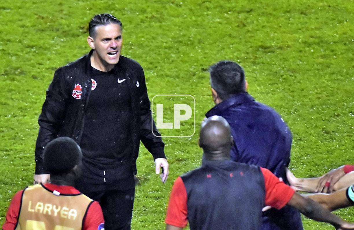 Diego Vázquez y John Herdman, entrenador de Canadá, protagonizaron una pelea tras el pitazo final del partido.