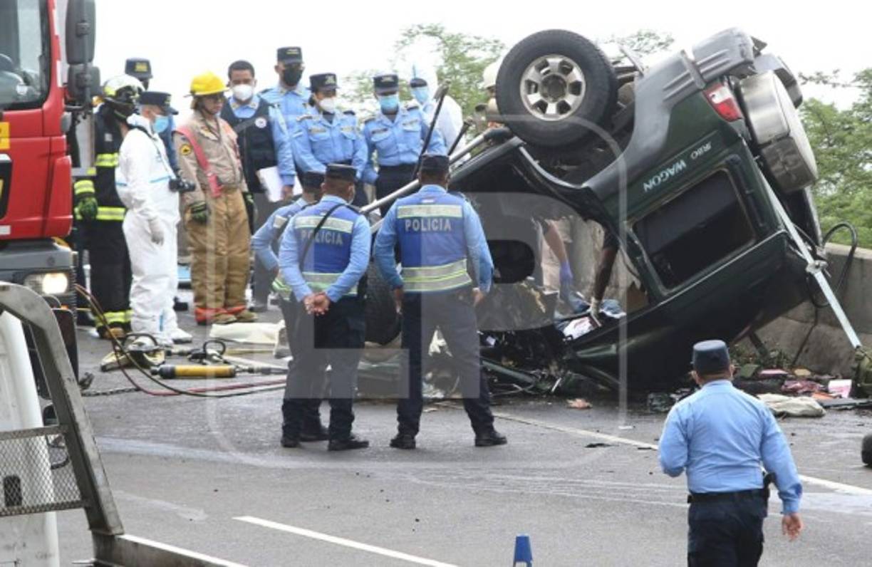 Sus cuerpos quedaron entre el amasijo de hierro por lo que un equipo del Cuerpo de Bomberos de Honduras se trasladó a la zona para liberarlos.