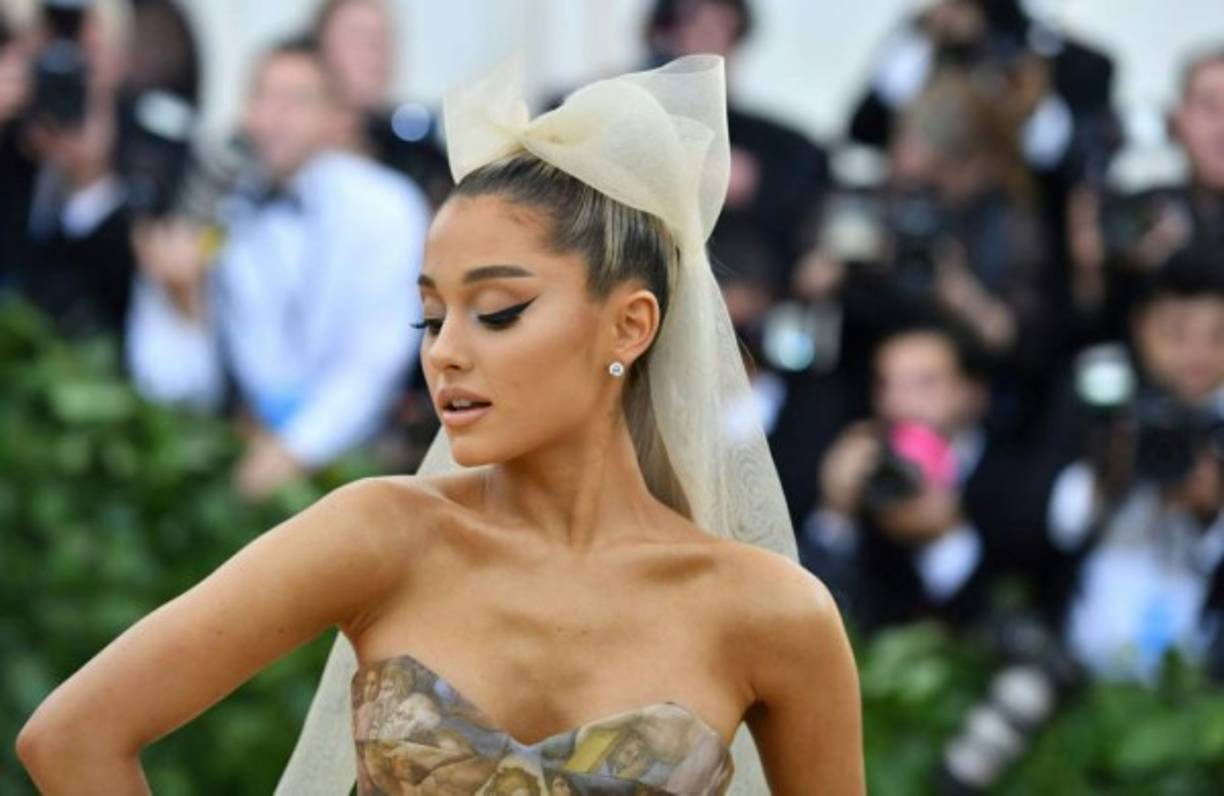 La cantante Ariana Grande compartió en su cuenta de Instagram varias fotografías de su boda con Dalton Gómez.