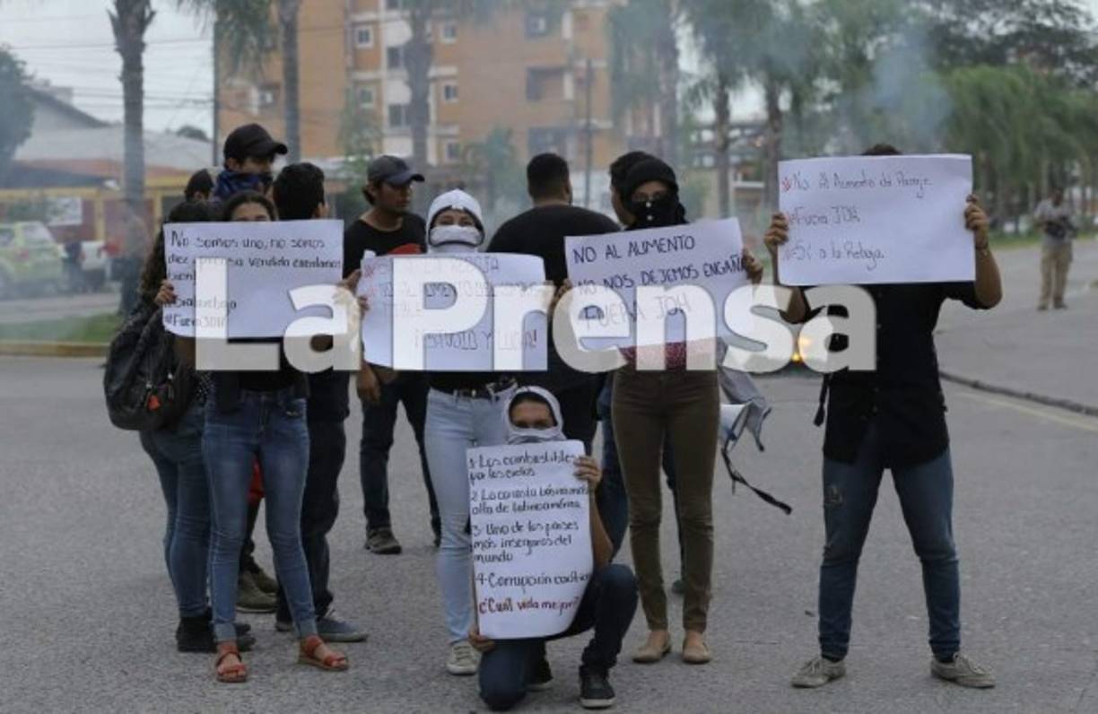 Uno de los integrantes del FRU indicó que la acción de protesta se debió al alto costo de los combustibles.