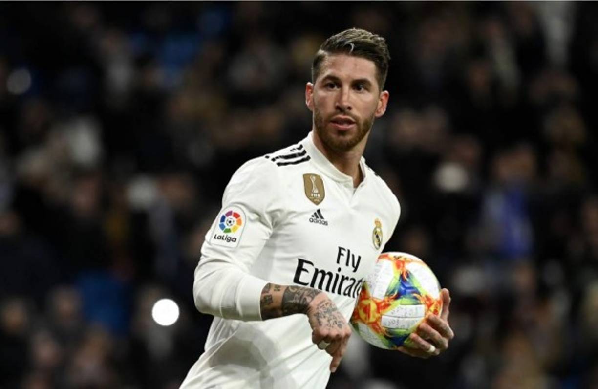 En el centro de la defensa jugará Sergio Ramos. Pero el capitán se probará antes del partido ante el Barcelona debido a las molestias físicas que arrastra en los isquios de la pierna derecha y que ya le han dado algún que otro problema a lo largo de la temporada. En esta ocasión, el dolor le ha llegado como consecuencia de un choque con Casemiro en el juego del pasado miércoles.