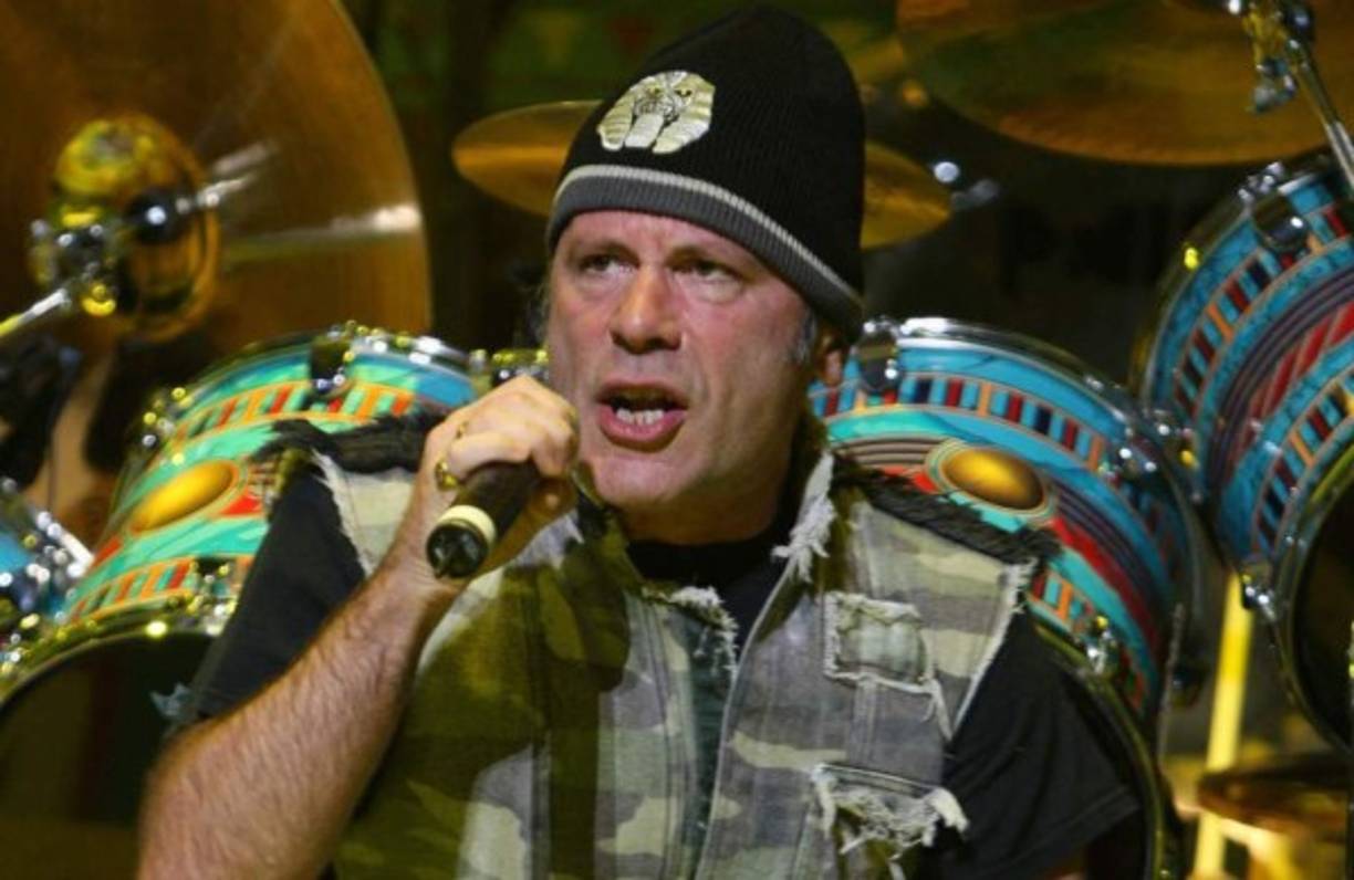 En 2015, Paul Bruce Dickinson, vocalista de la banda de heavy metal Iron Maiden, se sometió a siete semanas de quimioterapia y radioterapia para combatir un tumor cancerígeno en la parte posterior de su lengua.<br/><br/>Su equipo médico esperaba una total recuperación tras detectar el tumor en una primera etapa de desarrollo.​ El 15 de mayo sus especialistas le informaron que el tumor había sido controlado. Posteriormente, Bruce afirmó que su enfermedad había sido ocasionada por el virus del papiloma humano, probablemente adquirido por la práctica del sexo oral.