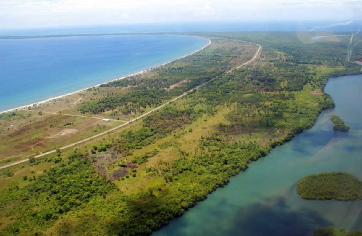 Por un lado, el mar Caribe y Punta Castilla. Por el otro, apenas separada por una estrecha banda verde, la Laguna de Guaimoreto. Foto: Proyecto PROCORRREDOR.