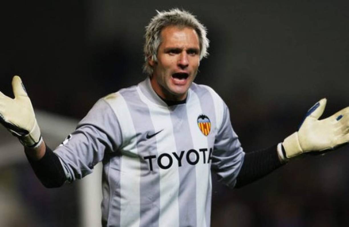 Santiago Cañizares, el meta español se perdió un Mundial por intentar frenar la caída de un bote de su perfume con su pie. ¡Qué pasada!