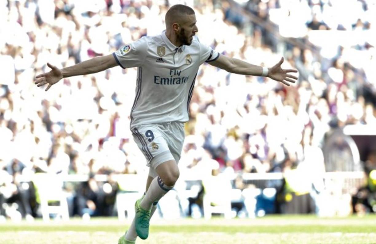 Bombazo en el Real Madrid. El delantero francés Karim Benzema dejaría al club merengue por culpa de Cristiano Ronaldo. Y es que el galo no quiere seguir ya que a CR7 lo pasarán como el 9 del club, los directivos del Arsenal presentaríann una oferta de 40 millones de euros por sus servicios.