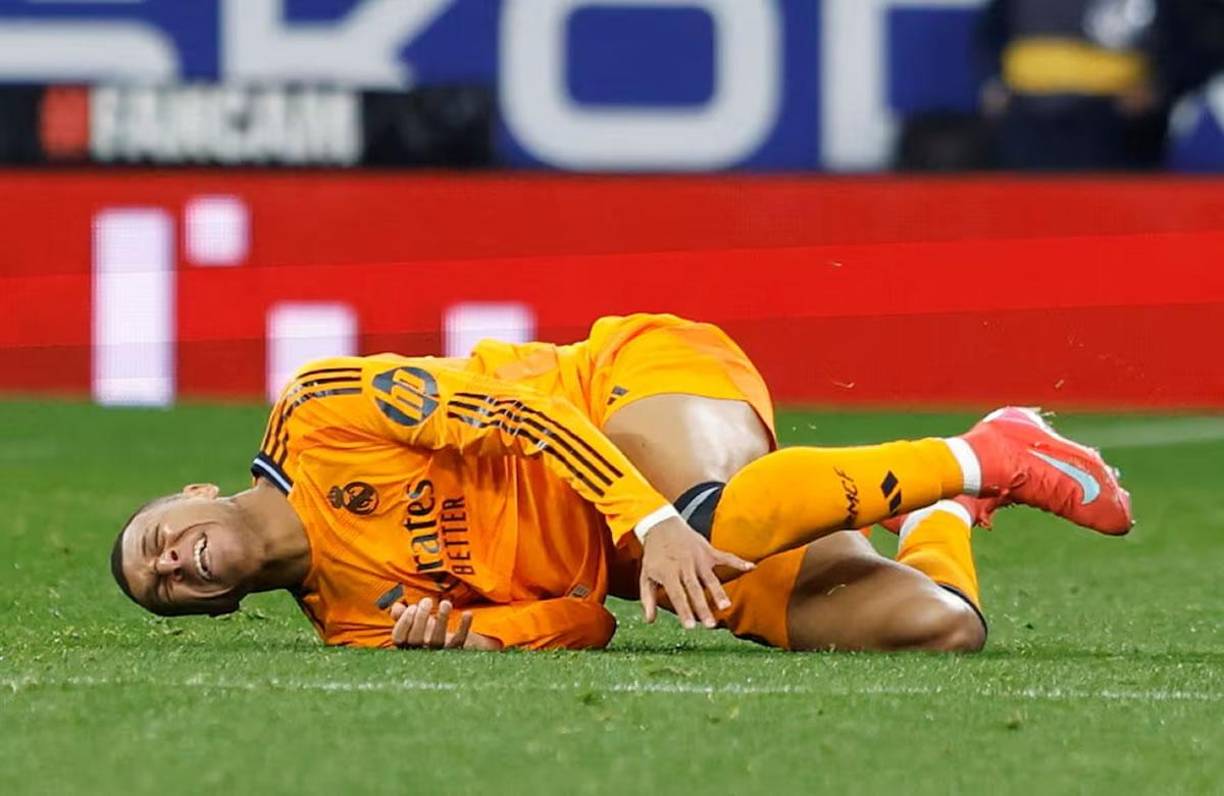 Kylian Mbappé con gestos de dolor por la terrible patada que le dio Carlos Romero.