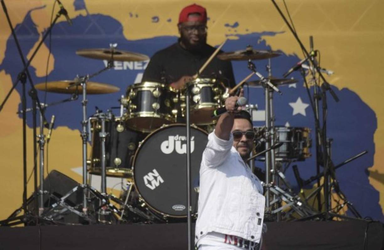 El puertorriqueño Luis Fonsi dijo presente y deleitó con 'No me doy por vencido'.