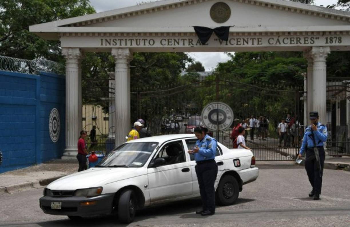 Ante el peligro, muchos centros educativos se han visto obligados a tomar medidas extremas. AFP