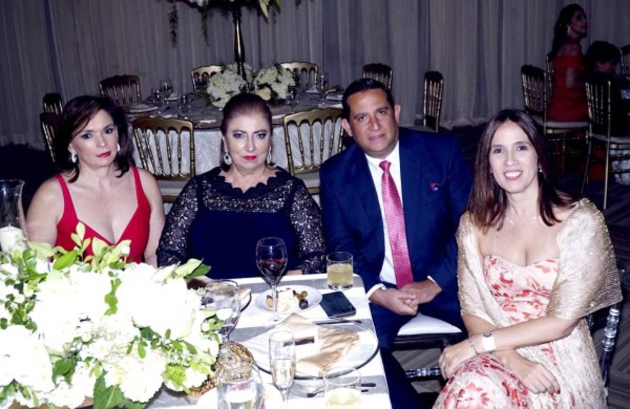 Claudia Albír, Ángela Casco, Agustín y Bertha Torres.
