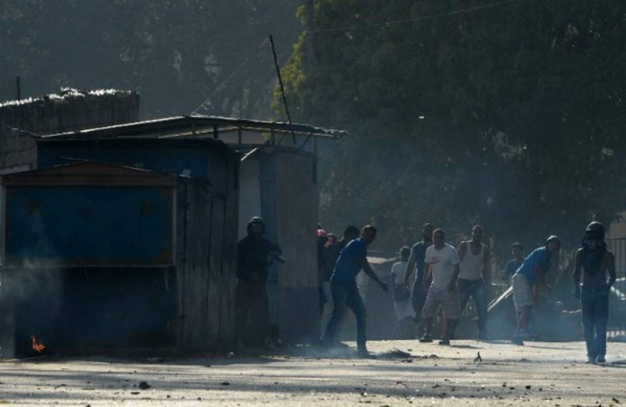 También se presentaron protestas en las zonas periféricas de Guarenas, El Junquito y en la autopista que une Caracas con la vecina ciudad de La Guaira, donde se localiza el aeropuerto que sirve a la capital. En la autopista, vehículos que circulaban durante la madrugada fueron apedreados.