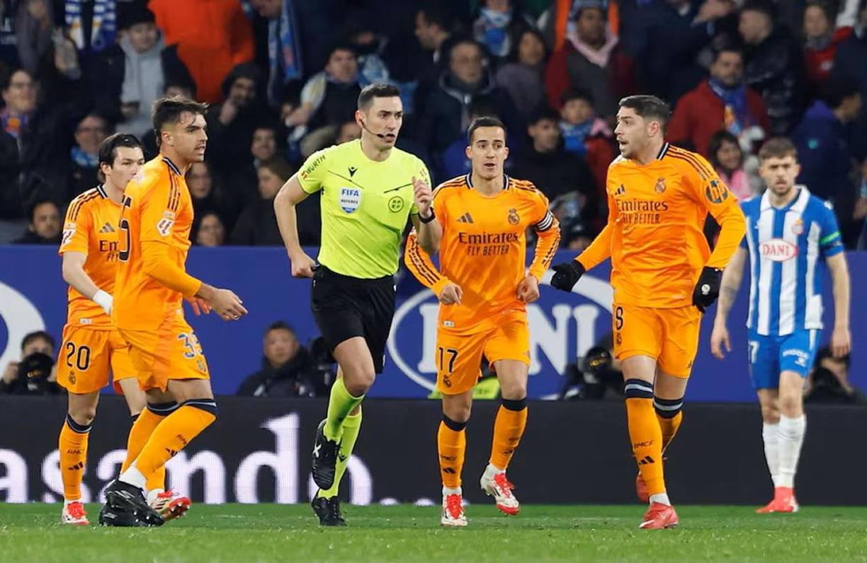 Los jugadores del Real Madrid le reclamaron al árbitro Alejandro Muñiz Ruiz y le pidieron la tarjeta roja para el jugador del Espanyol.